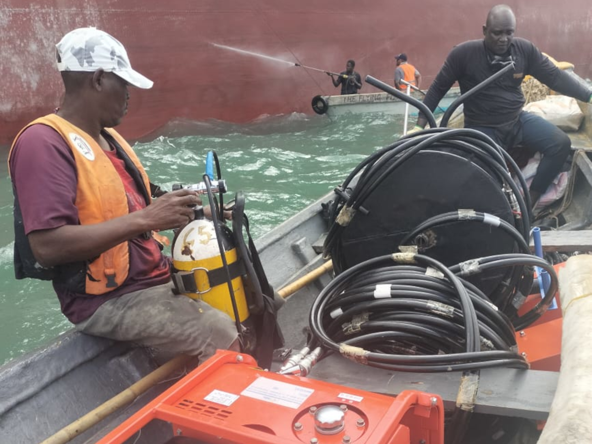 Hull cleaning and propeller polishing